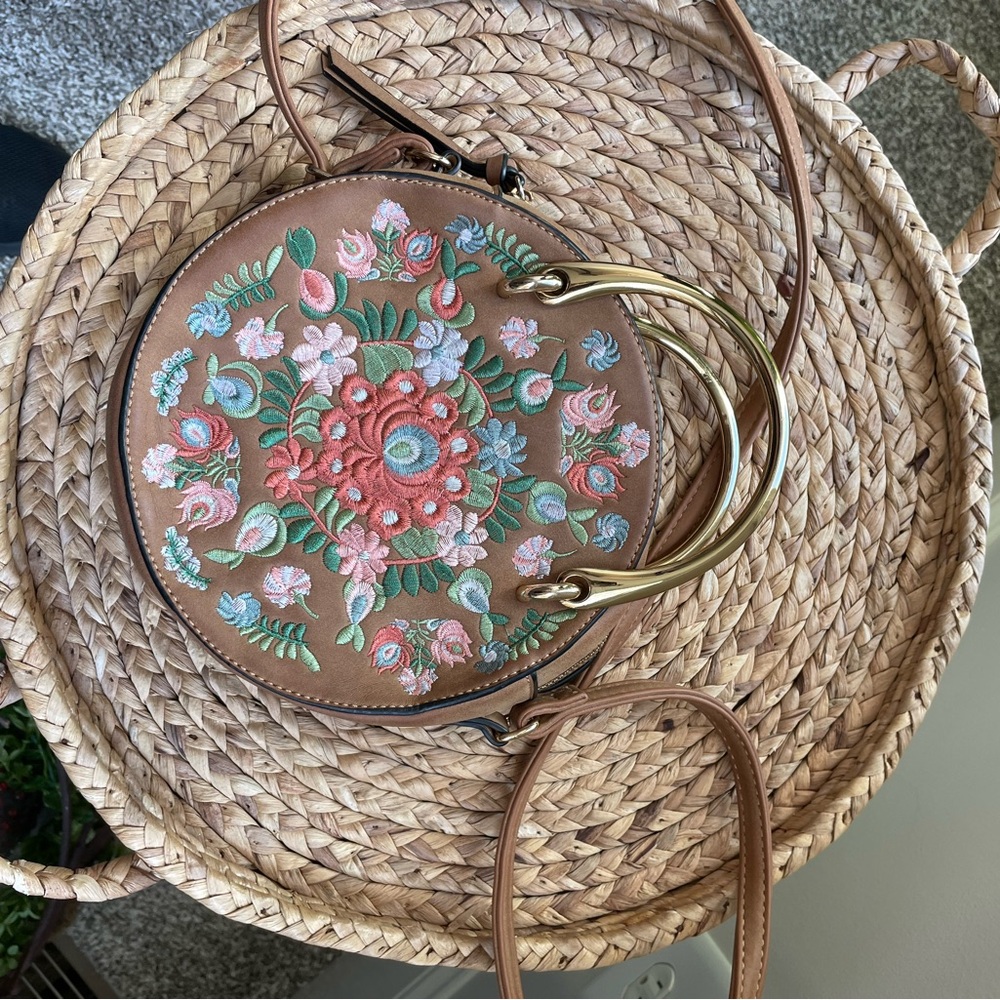 Crossbody Round bag with pretty flower details adj strap and metal handle - Picture 3 of 5
